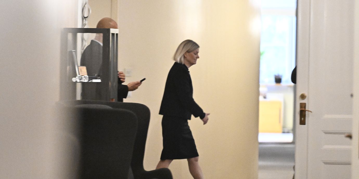 Magdalena Andersson (S) går i korridoren utanför Talmannens rum.