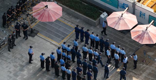 Polis och säkerhetspersonal utanför Evergrandes huvudkontor i Shenzhen, 24 september.  Ng Han Guan / TT NYHETSBYRÅN