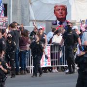 Trump-supportrar utanför Walter Reed National Military Medical Center.