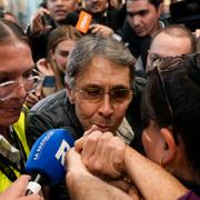 Fabio Ochoa kysser en släktings hand efter att ha landat i huvudstaden Bogotá.