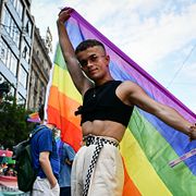 Till vänster: Ungerns premiärminister Péter Magyar. Till höger: Bild från prideparad i Budapest sommaren 2021.
