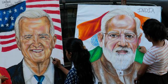 Målningar föreställande USA:s Joe Biden och Indiens Narendra Modi.  Rajanish Kakade / AP