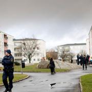 Poliser på innegården I Tynnered i Göteborg där två personer dog i en skottlossning under måndagkvällen.