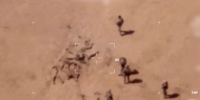 Bilder från franska armén som påstås visa medlemmar av Wagnergruppen som begraver kroppar i närheten av en armébas i Mali.  AP