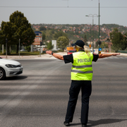 En polis dirigerar trafiken i Sarajevo efter att trafikljusen slutat fungera. En trådbuss står stilla i elavbrottet. 