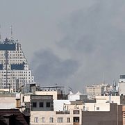 Rök stiger över Teheran.