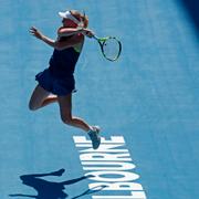 Caroline Wozniacki slår en forehand mot Elise Martens i semifinalen.