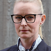 Caroline Iwarsson, senior rådgivare i kontraterroravdelingen, och Breivik i rätten. 