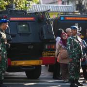 Militärpersonal står vakt nära platsen där explosioner inträffat. 