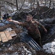 Soldat ur 93:e brigaden släpper i väg en drönare i Toretsk på lördagen. 