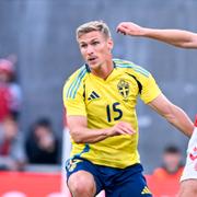 Carl Starfelt kämpar mot Danmarks Christian Eriksen.