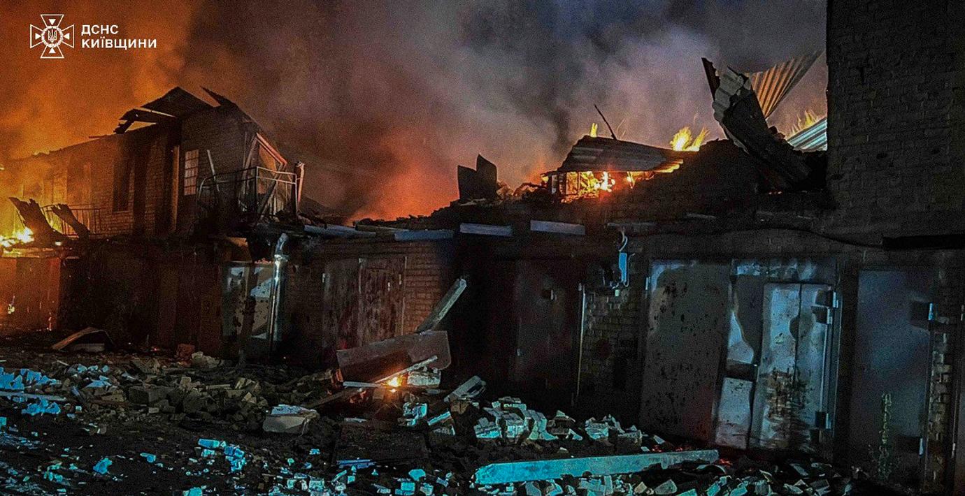 Förödelse i Kyiv. Foto förmedlas av ukrainska räddningstjänsten. 