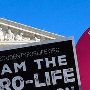 Demonstranter från båda sidorna i abortfrågan utanför högsta domstolen under March for life i januari 2018. 