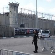 En israelisk polis utanför ett militärfängelse utanför Jerusalem.