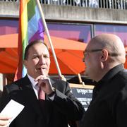 Frida Sandegård, ordförande RFSL, statsminister Stefan Löfven (S) och Magnus Kolsjö, vice förbundsordförande RFSL.