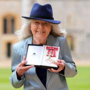 Jilly Cooper i samband med att hon utnämndes till ”Dame” 2024.
