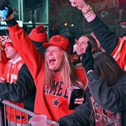 Kansas City Chiefs fans firar under Super Bowl. 