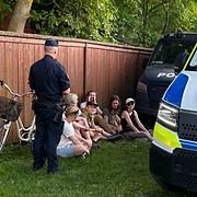 Polis ingrep och aktivisterna fördes bort från platsen.