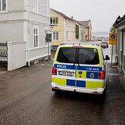 Polis på plats där en kvinna i 80-årsåldern har avlidit efter att ha hittats utomhus med skador i Hudiksvall.