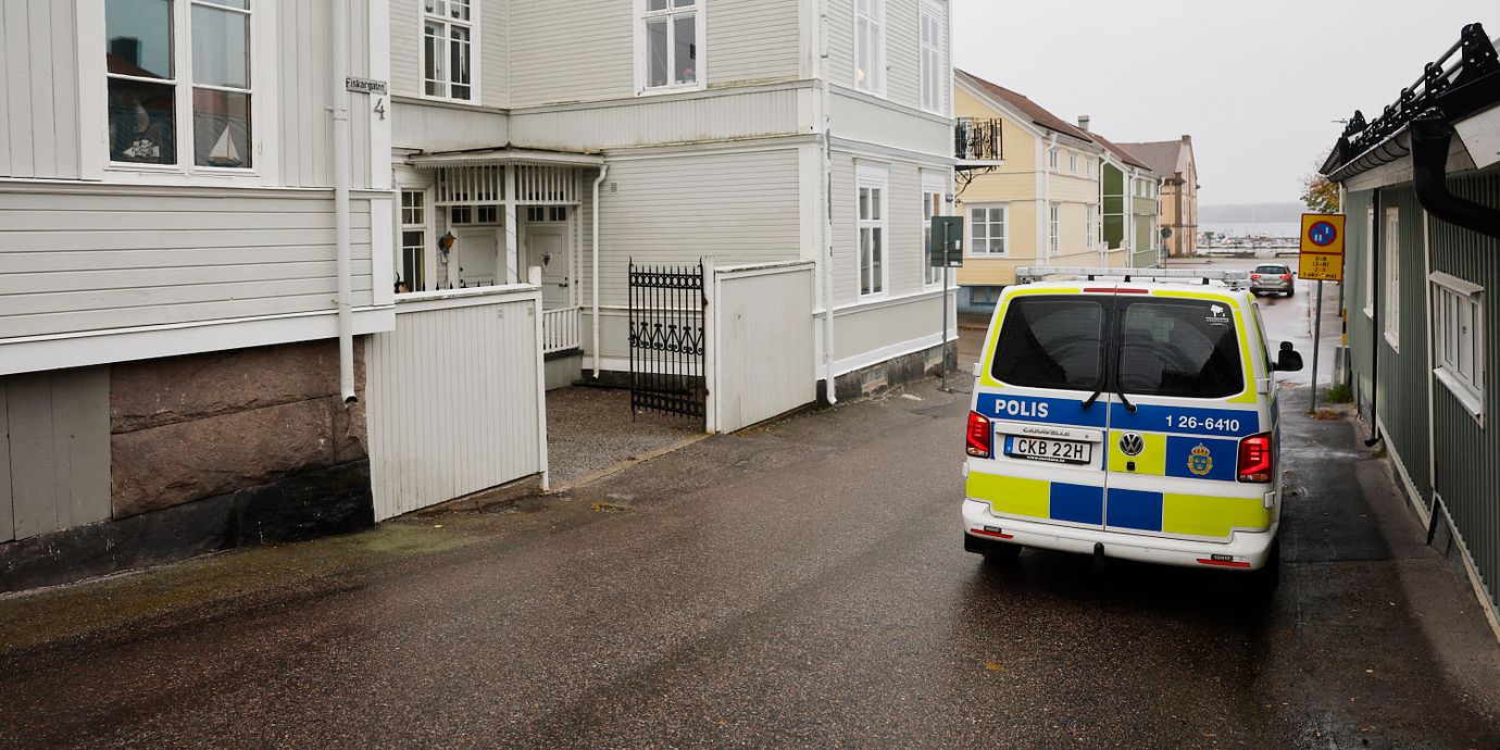 Polis på plats där en kvinna i 80-årsåldern har avlidit efter att ha hittats utomhus med skador i Hudiksvall.