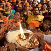 Hinduiska aktivister demonstrerar i dag med kravet att få bygga ett tempel på en, enligt dem, helg plats i Ayodhya.