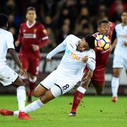 Swansea Citys Leroy Fer i kamp med  Liverpools Georginio Wijnaldum.