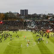 Djurgårdens supportrar stormar planen i Norrköping.