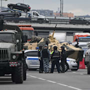 Polis i Moskva under lördagen. AP