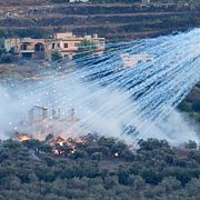 Arkivbild från en israelisk attack mot en libanesisk by år 2023, där vit fosfor tros ha använts.