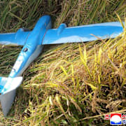 Drönaren som enligt uppgifter skickades av Sydkorea den 27 september 2025 syns på en bild som kommer från Nordkoreas statliga nyhetsbyrå KCNA.