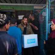 Palestinier i Gaza får nödhjälp av Unrwa i november förra året.