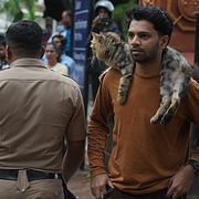 En demonstrant med en katt bredvid en polis under gårdagens protester i  Mumbai.