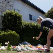 Blommor till minne av de som mördades på universitetsområdet i Isla Vista
