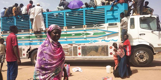 Människor lämnar huvudstaden Khartum.  AP