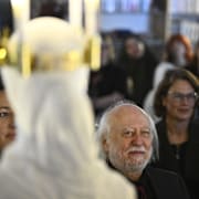 Nobelpristagaren i litteratur László Krasznahorkai besöker Rinkeby bibliotek för att träffa barn som läst på om hans författarskap.