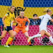 Hedvig Lindahl i EM-semifinalen mot England 2022. Här gjorde Beth Mead 1–0. Matchen slutade till slut 4–0.