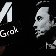 Illustration av en telefon med Groks logga med X:s Elon Musk i bakgrunden.