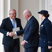 Australiens premiärminister Scott Morrison skakar hand med guvernören Peter Cosgrove. 