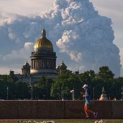 Rök syns på himlen efter en ukrainsk drönarattack mot en av Wildberries lagerlokaler i Sankt Petersburg.