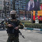 Poliser på en gata i Teheran.