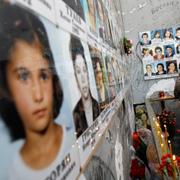 Arkivbild: Kvinnor sörjer över offren i gisslandramat i Beslan den 1 september 2004. 
