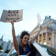 Protester utanför Buenos Aires kongress mot Mileis reformagenda.