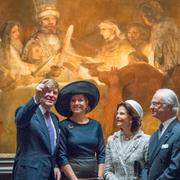  Kung Willem-Alexander och drottning Maxima av Nederländerna tillsammans med kung Carl XVI Gustaf och drottning Silvia på Rijksmuseum när målningen "Batavernas trohetsed" var utlånad 2014.