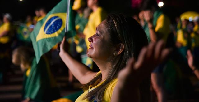 Anhängare till Bolsonaro sörjer valresultatet.  Ton Molina / AP