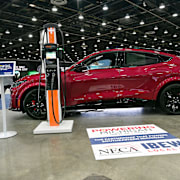 En Ford Mustang Mach-E på en bilmässa. 