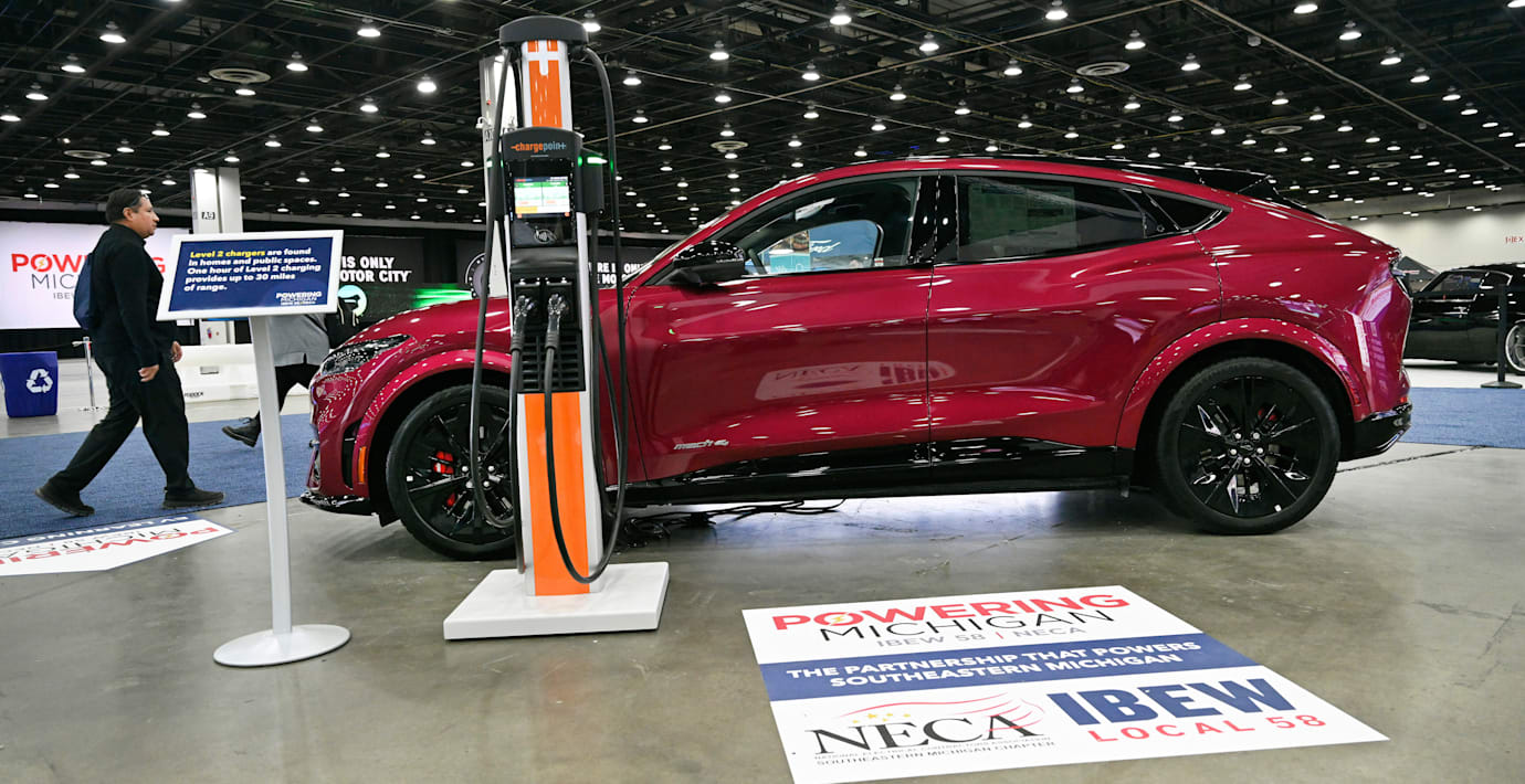 En Ford Mustang Mach-E på en bilmässa. 