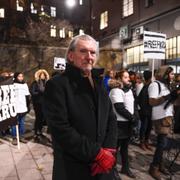 Advokat Hans Bagner talar vid en demonstration utanför Etiopiens ambassad i Stockholm till stöd för fängslade och sjuke svenske hjärtläkaren Fikru Maru, 2016.