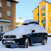 Arkivbild på en snötäckt bil