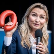 Ebba Busch med falukorv vid Kristdemokraternas valspurt i Malmö 2022. 