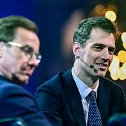 Statsminister Ulf Kristersson (M) samtalar med Arthur Mensch, vd och medgrundare av Mistral AI, på scen under det internationella tech-eventet Techarena på Strawberry Arena i Stockholm.